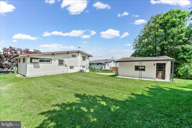 410 LYNDHURST DR, Broomall, PA 19008
