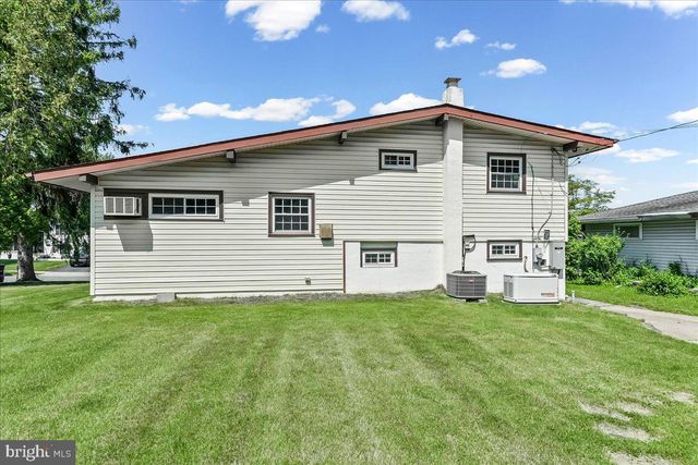 410 LYNDHURST DR, Broomall, PA 19008