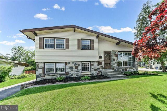 410 LYNDHURST DR, Broomall, PA 19008