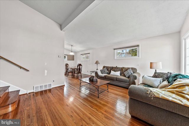 410 LYNDHURST DR, Broomall, PA 19008