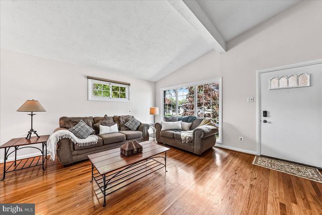 410 LYNDHURST DR, Broomall, PA 19008