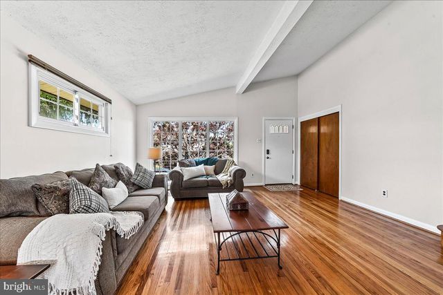 410 LYNDHURST DR, Broomall, PA 19008