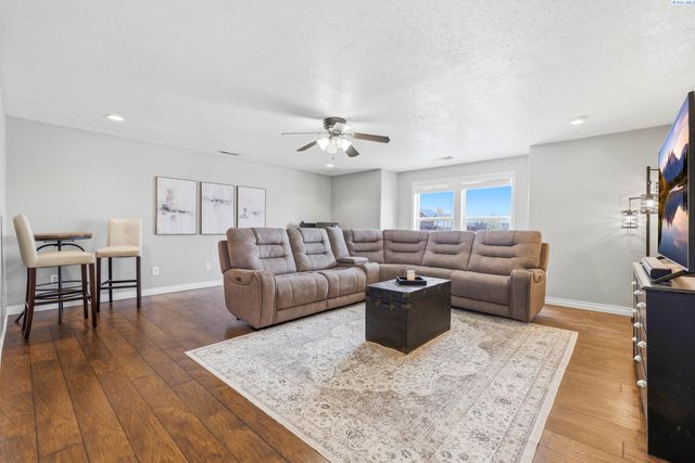 3006 Hermandt Ct, West Richland, WA 99353