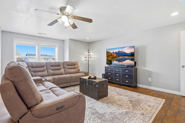 3006 Hermandt Ct, West Richland, WA 99353