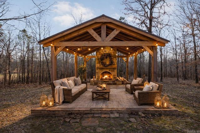 1195 Westcliffe Dr, Little Rock, AR 72210