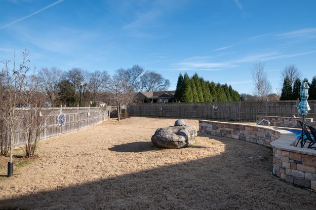 605 Concord Dr, Gallatin, TN 37066