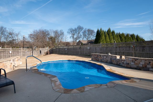 605 Concord Dr, Gallatin, TN 37066