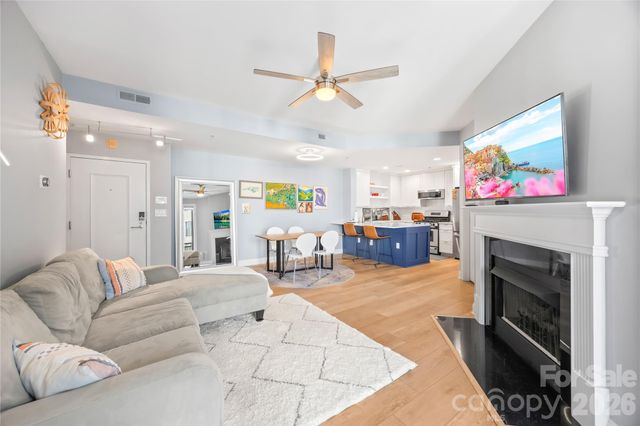 718 W Trade Street 603, Charlotte, NC 28202