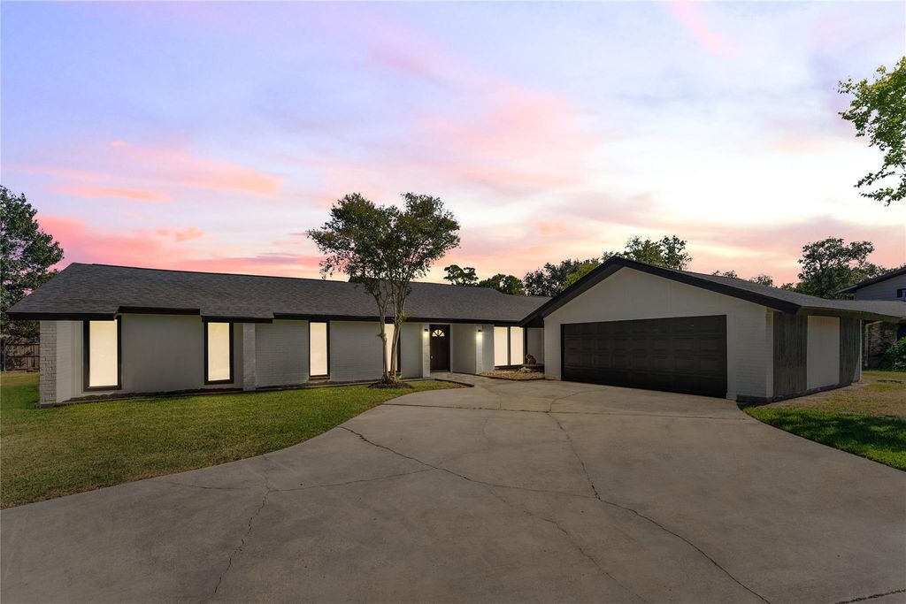 3203 Lazy Pine Lane, La Porte, TX 77571
