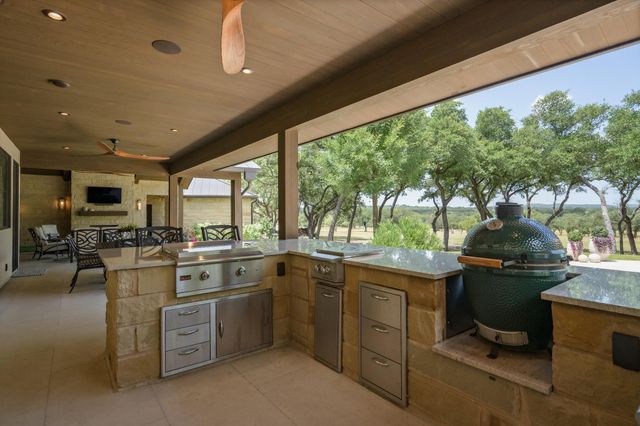 900 Rivercliff DR, Spicewood, TX 78669