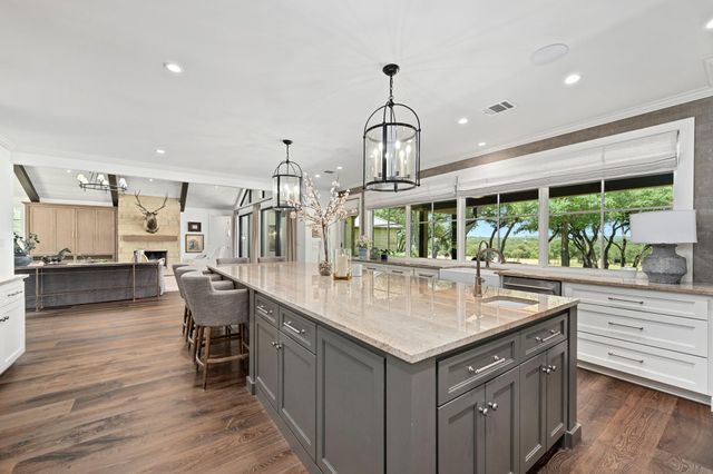 900 Rivercliff DR, Spicewood, TX 78669