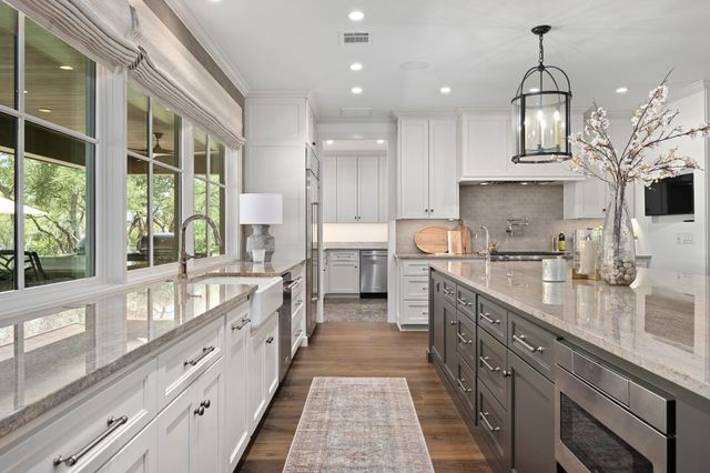 900 Rivercliff DR, Spicewood, TX 78669