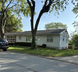 78 Oakdale Avenue, St Charles, MO 63301