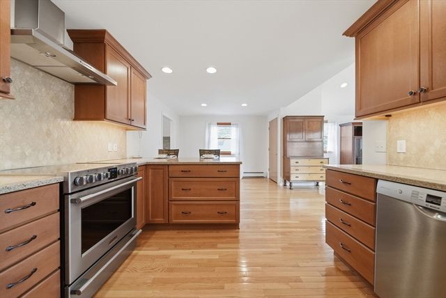 11 Lawrence St, Wakefield, MA 01880