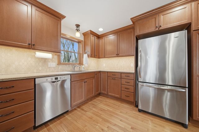 11 Lawrence St, Wakefield, MA 01880