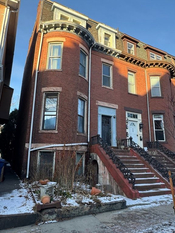 746 E 4th St, Boston, MA 02127