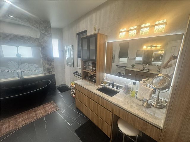 13707 NW 21st St, Pembroke Pines, FL 33028