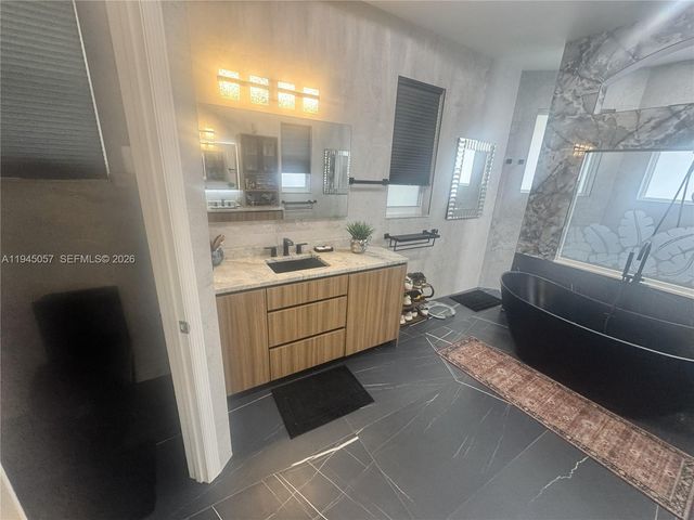 13707 NW 21st St, Pembroke Pines, FL 33028