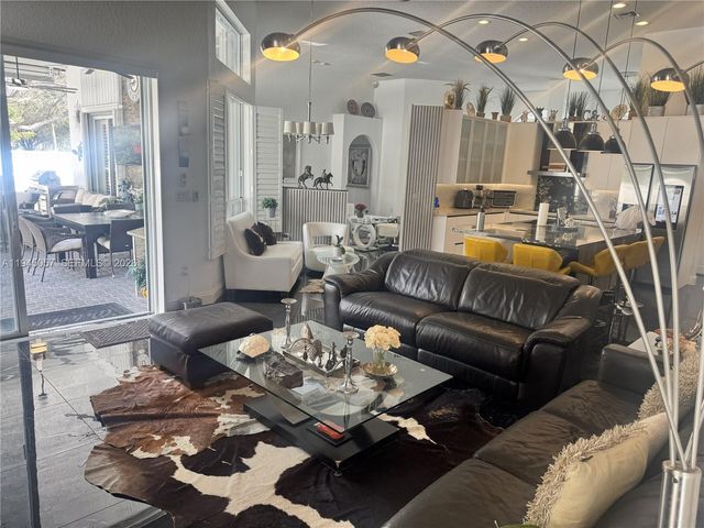 13707 NW 21st St, Pembroke Pines, FL 33028