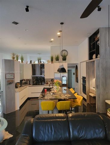 13707 NW 21st St, Pembroke Pines, FL 33028