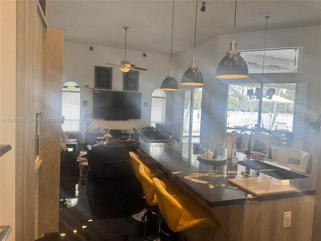 13707 NW 21st St, Pembroke Pines, FL 33028