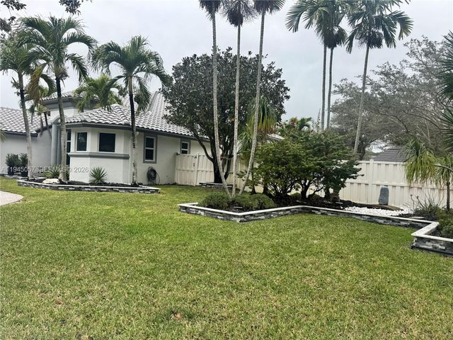 13707 NW 21st St, Pembroke Pines, FL 33028