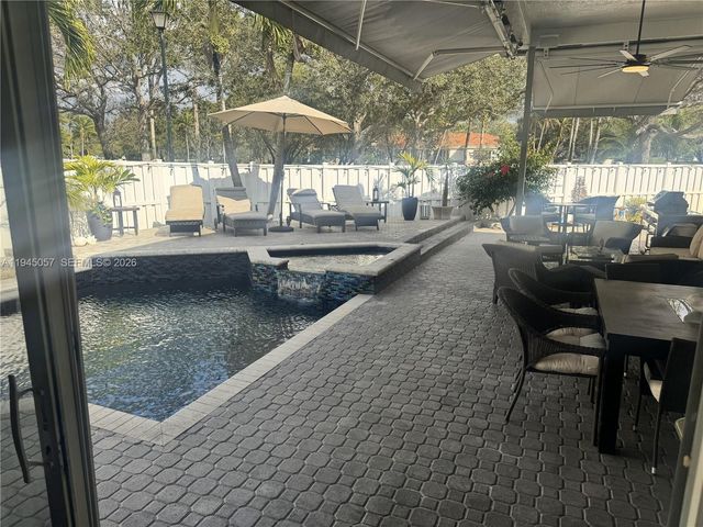 13707 NW 21st St, Pembroke Pines, FL 33028