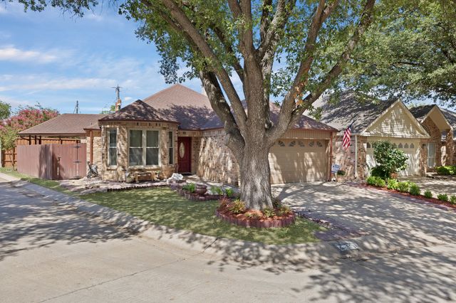 320 Fairhavens Drive, Grand Prairie, TX 75050