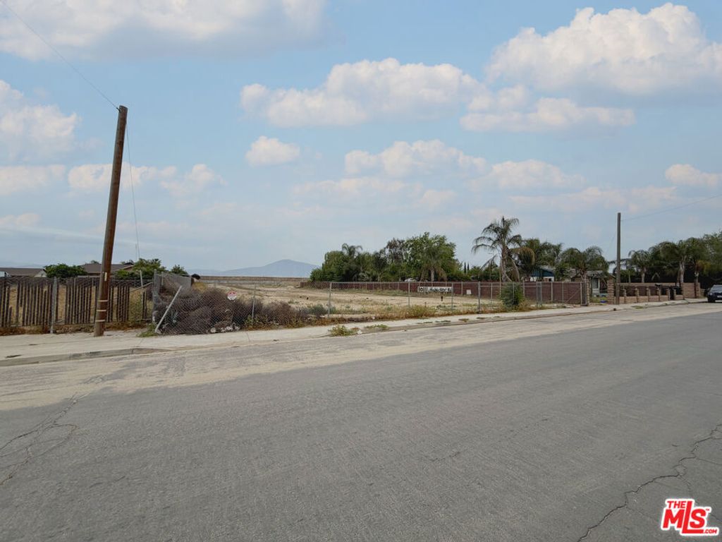 Image 10 of property listing at 10111 Habecker Road, Lamont, CA 93241