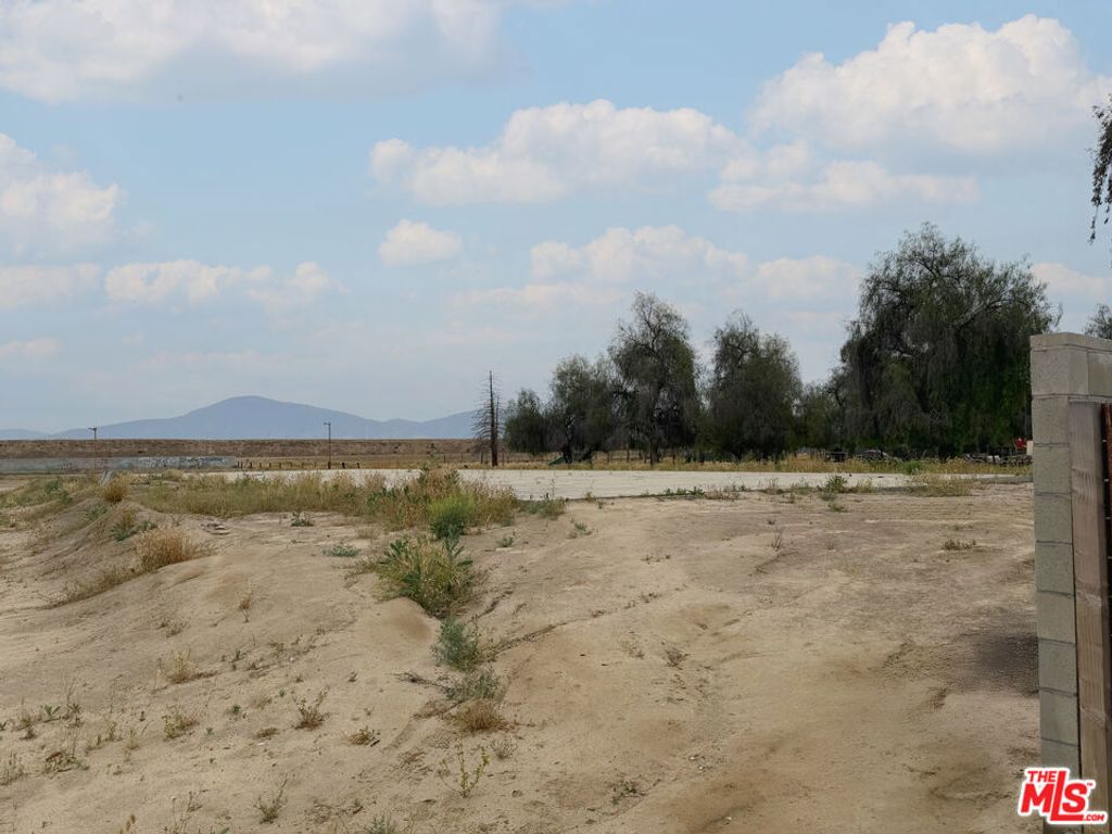 Image 11 of property listing at 10111 Habecker Road, Lamont, CA 93241