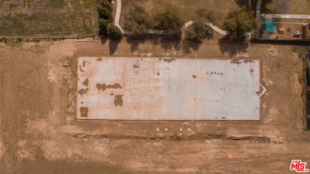 Image 12 of property listing at 10111 Habecker Road, Lamont, CA 93241