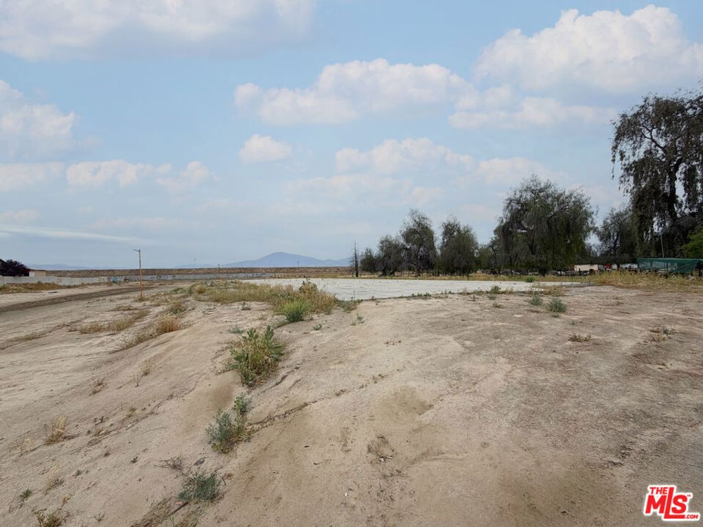 Image 13 of property listing at 10111 Habecker Road, Lamont, CA 93241