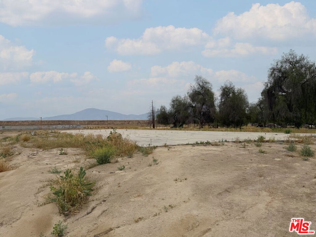 Image 14 of property listing at 10111 Habecker Road, Lamont, CA 93241