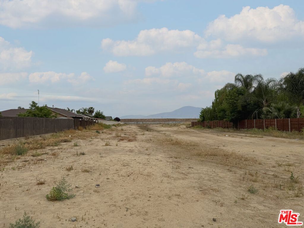 Image 15 of property listing at 10111 Habecker Road, Lamont, CA 93241