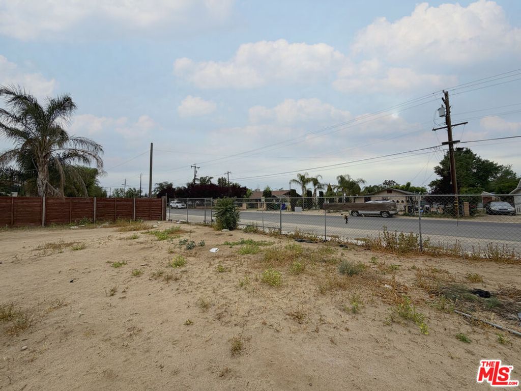 Image 16 of property listing at 10111 Habecker Road, Lamont, CA 93241