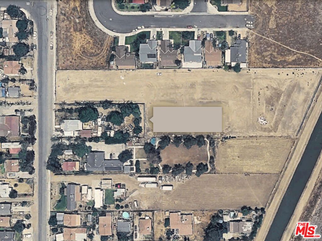 Image 2 of property listing at 10111 Habecker Road, Lamont, CA 93241