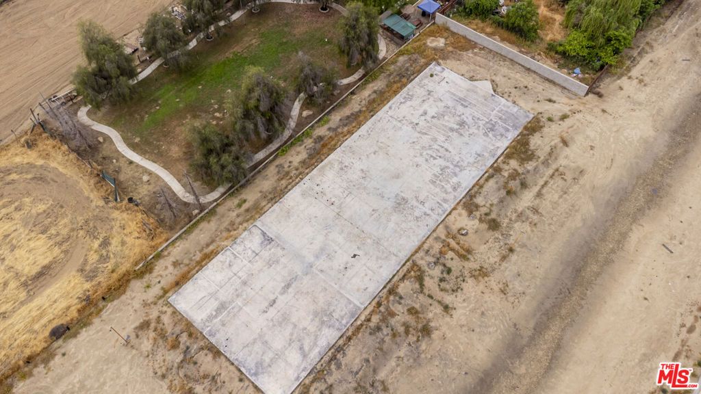 Image 24 of property listing at 10111 Habecker Road, Lamont, CA 93241