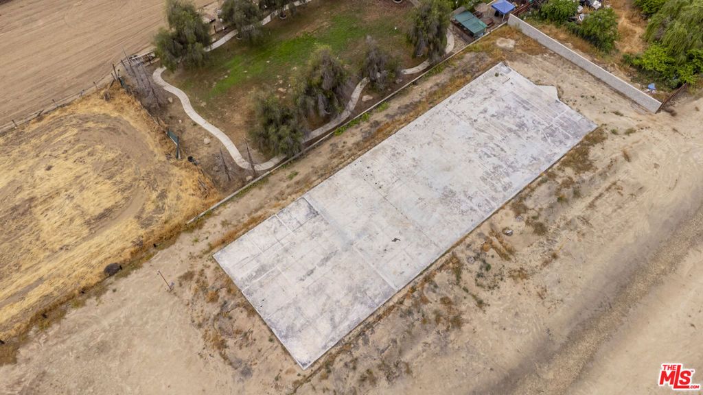 Image 25 of property listing at 10111 Habecker Road, Lamont, CA 93241