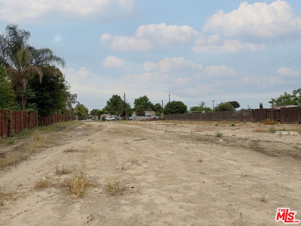 Image 5 of property listing at 10111 Habecker Road, Lamont, CA 93241