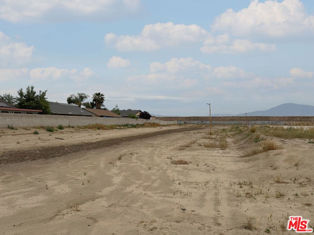 Image 6 of property listing at 10111 Habecker Road, Lamont, CA 93241