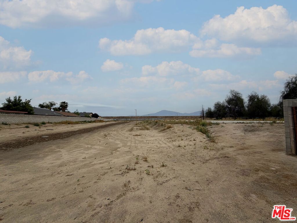 Image 8 of property listing at 10111 Habecker Road, Lamont, CA 93241