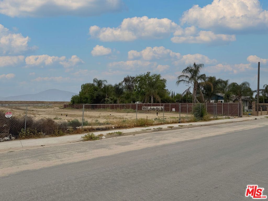 Image 9 of property listing at 10111 Habecker Road, Lamont, CA 93241