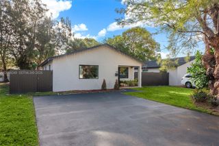 309 SE 3rd Avenue, Hallandale Beach, FL 33009