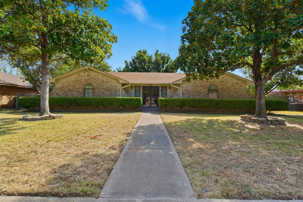 205 Hillcrest Drive, Midlothian, TX 76065