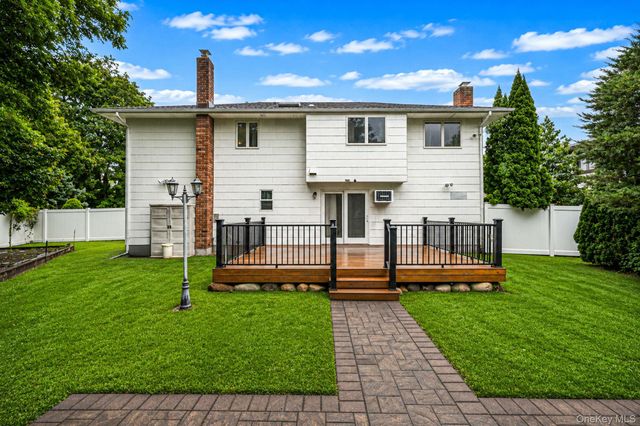 6 North Avenue, Smithtown, NY 11787