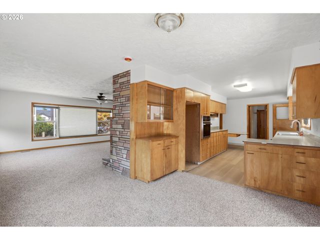 858 N 20TH Way, Cornelius, OR 97113