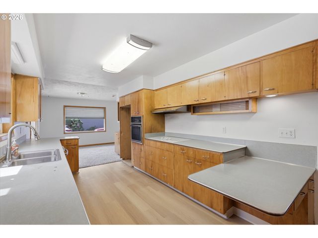 858 N 20TH Way, Cornelius, OR 97113