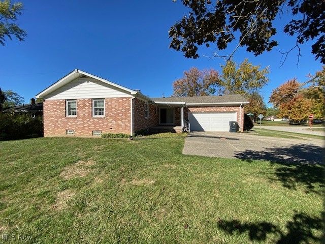 1325 Moncrest Drive NW, Warren, OH 44485