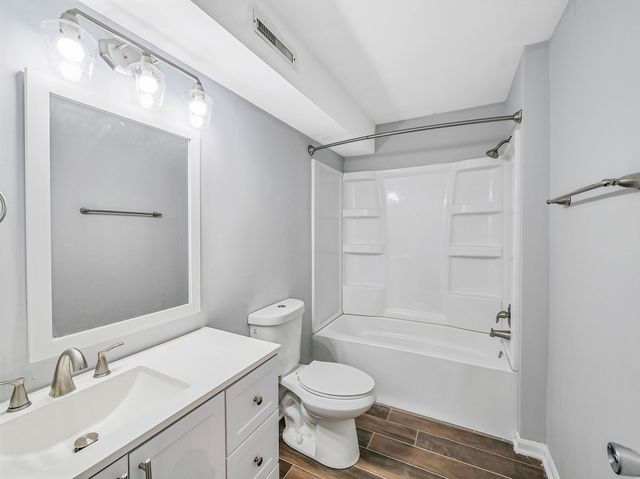 249 W Whispering Oaks Lane, Round Lake, IL 60073