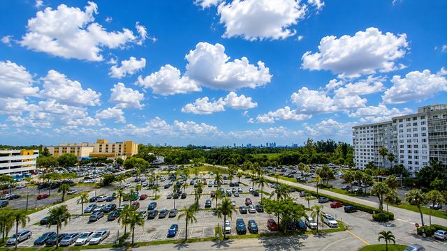 4001 HILLCREST Drive 705, Hollywood, FL 33021